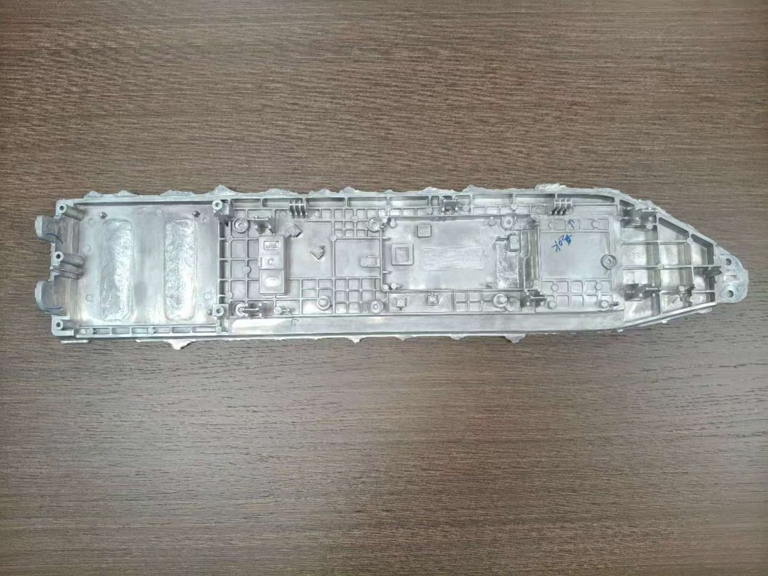 银色长条加强筋压铸件